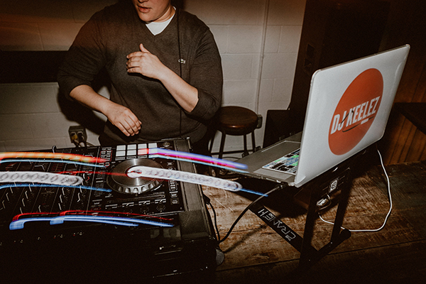 Choose the right wedding DJ